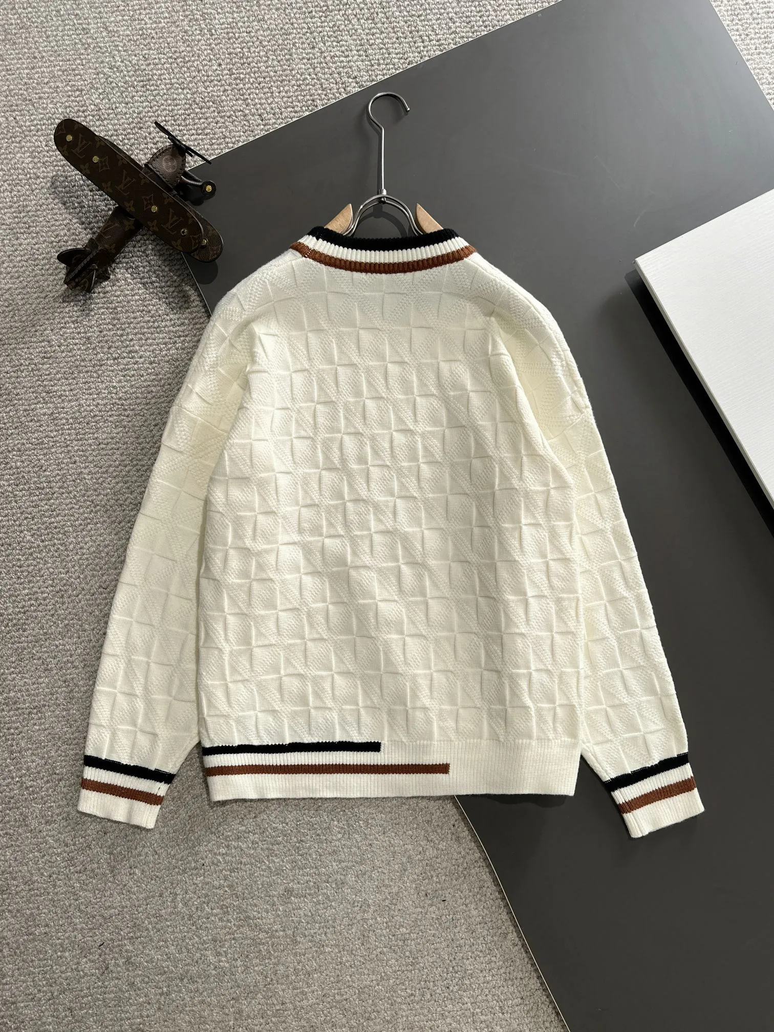 Next day shipping P360 Big Goose 2025 official website latest autumn and winter sweaters, popular models are on sale at the same time at the counter! Specially made of wool blended fabric. It feels comfortable and can be directly in contact with the skin. The logo badge is exquisitely embroidered, which is extremely eye-catching! The details highlight the fashionable charm of big brands. Exquisite workmanship. Three-dimensional cutting style. The wearing effect is invincible and handsome! All three standards are complete! Size: M-3XL